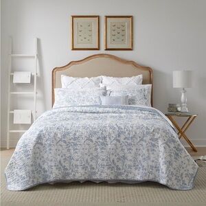 Floral Blue and White Bedding Set